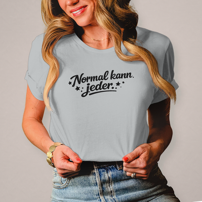 Damen T-Shirt „Normal kann jeder“ – Schwarze Schrift | Lustiges Sprüche & Statement Shirt