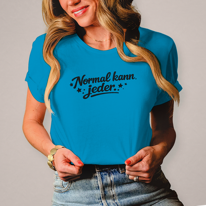 Damen T-Shirt „Normal kann jeder“ – Schwarze Schrift | Lustiges Sprüche & Statement Shirt