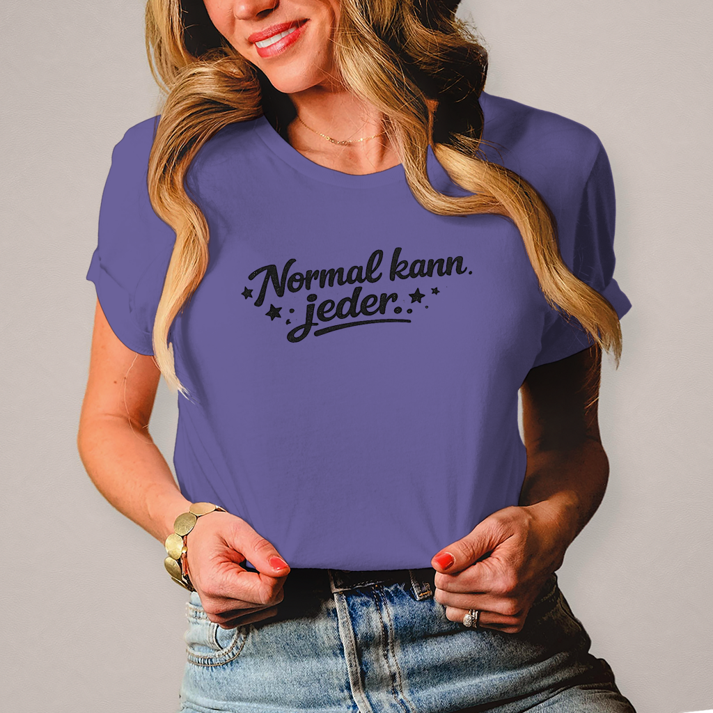 Damen T-Shirt „Normal kann jeder“ – Schwarze Schrift | Lustiges Sprüche & Statement Shirt