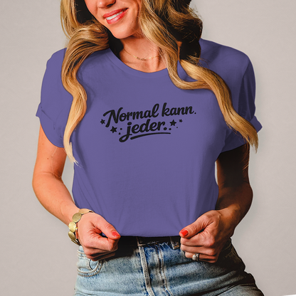 Damen T-Shirt „Normal kann jeder“ – Schwarze Schrift | Lustiges Sprüche & Statement Shirt