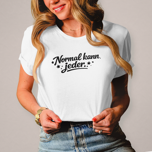 Damen T-Shirt „Normal kann jeder“ – Schwarze Schrift | Lustiges Sprüche & Statement Shirt