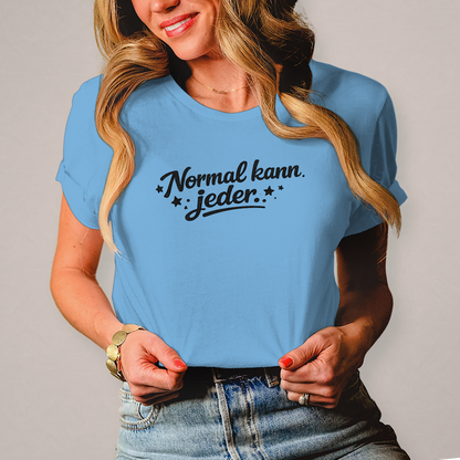 Damen T-Shirt „Normal kann jeder“ – Schwarze Schrift | Lustiges Sprüche & Statement Shirt