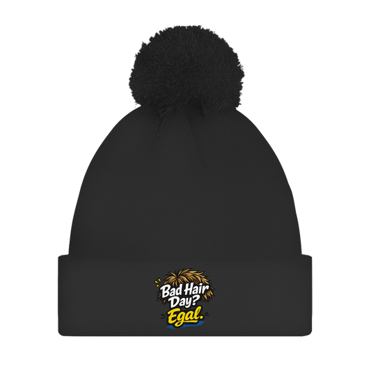 Bommelmütze „Bad Hair Day? Egal.“ – Unisex Wintermütze mit Statement