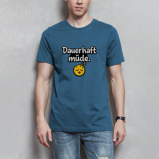 Herren T-Shirt „Dauerhaft müde“ – Lustiger Spruch Shirt für Alltag, Freizeit & Geschenk