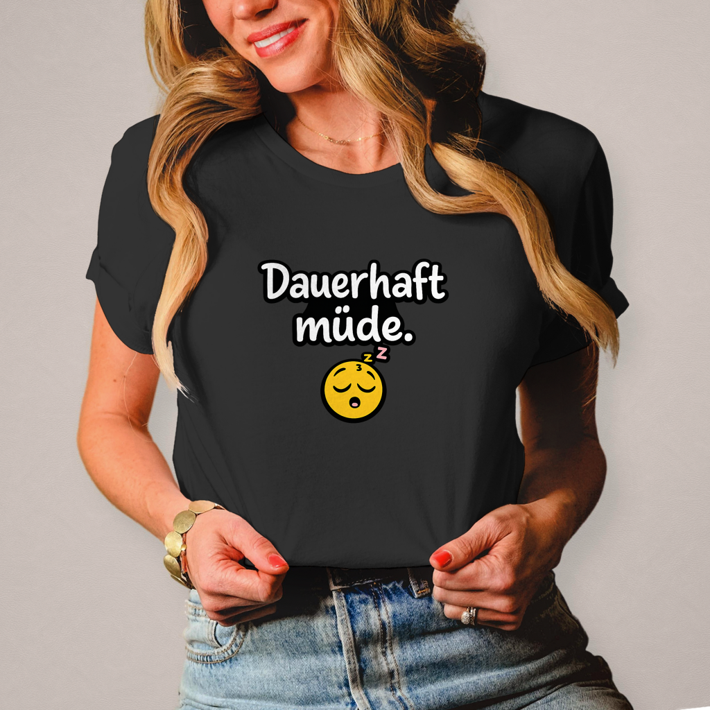 Damen T-Shirt „Dauerhaft müde“ – Lustiger Spruch Shirt für Alltag, Freizeit & Geschenk