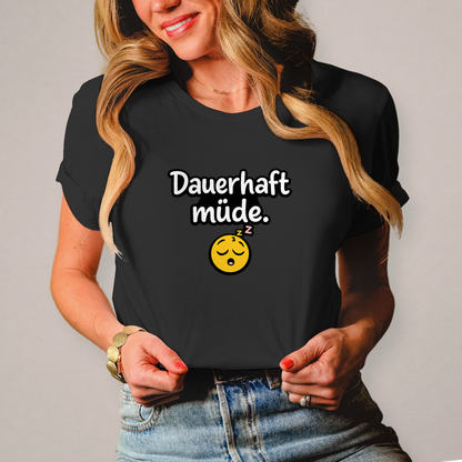 Damen T-Shirt „Dauerhaft müde“ – Lustiger Spruch Shirt für Alltag, Freizeit & Geschenk