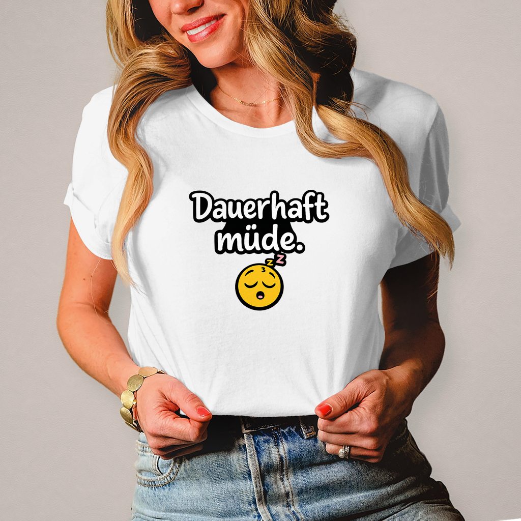 Damen T-Shirt „Dauerhaft müde“ – Lustiger Spruch Shirt für Alltag, Freizeit & Geschenk