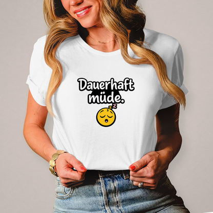 Damen T-Shirt „Dauerhaft müde“ – Lustiger Spruch Shirt für Alltag, Freizeit & Geschenk
