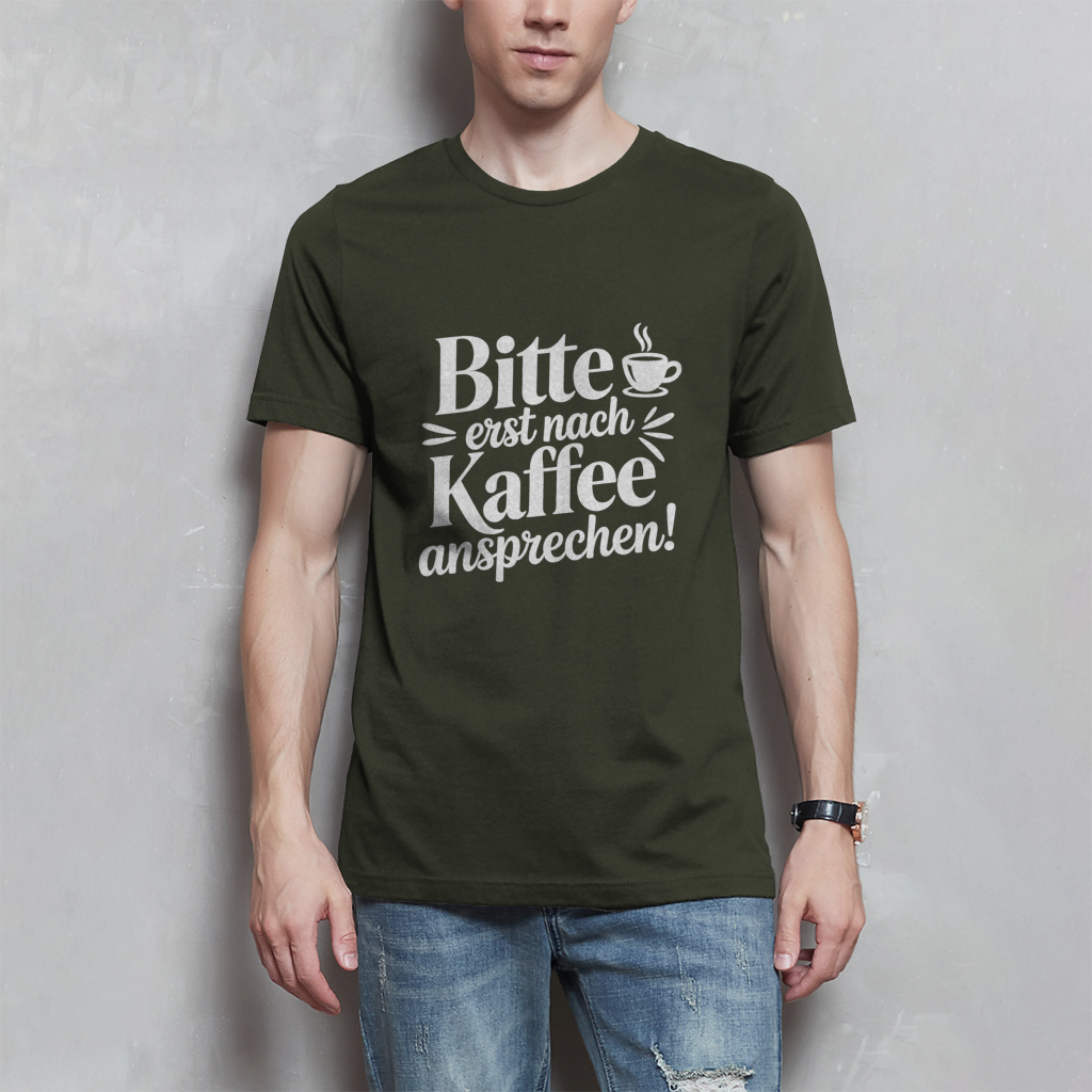 Herren T-Shirt „Bitte erst nach Kaffee ansprechen“ Schwarz – Lustiges Kaffee Shirt