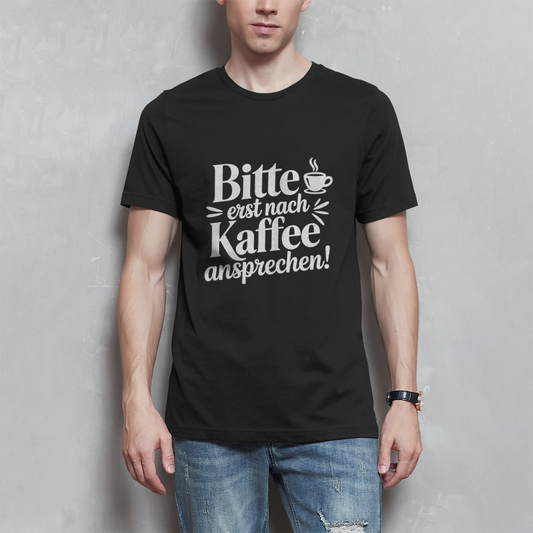 Herren T-Shirt „Bitte erst nach Kaffee ansprechen“ Schwarz – Lustiges Kaffee Shirt