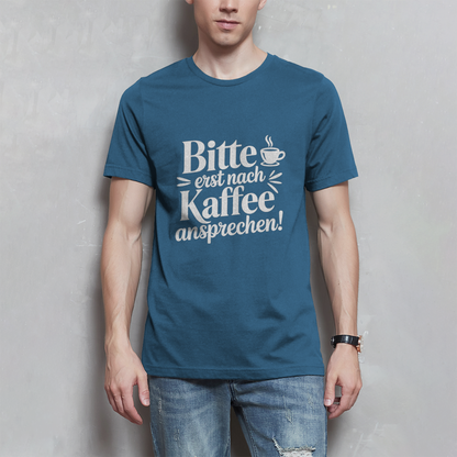 Herren T-Shirt „Bitte erst nach Kaffee ansprechen“ Schwarz – Lustiges Kaffee Shirt