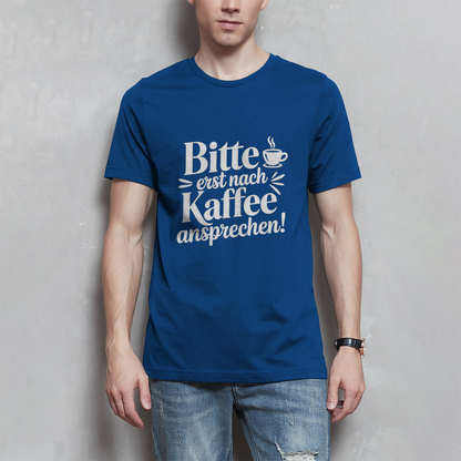 Herren T-Shirt „Bitte erst nach Kaffee ansprechen“ Schwarz – Lustiges Kaffee Shirt