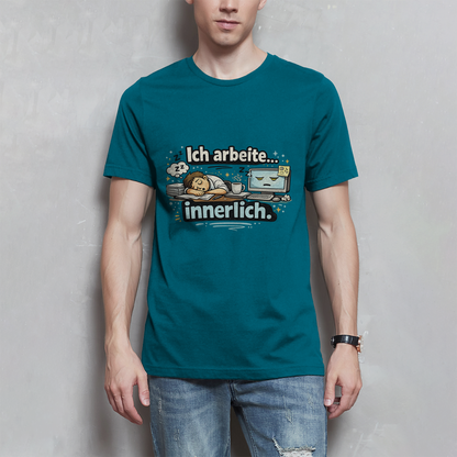Ich arbeite innerlich Herren T-Shirt – Perfekt für Büro & Homeoffice