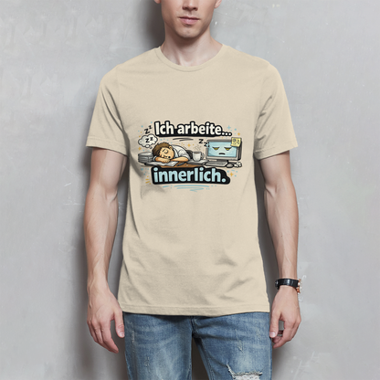 Ich arbeite innerlich Herren T-Shirt – Perfekt für Büro & Homeoffice