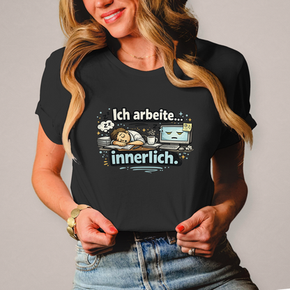 Lustiges Damen T-Shirt „Ich arbeite innerlich“ – Humor Shirt für Frauen