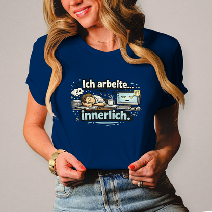 Lustiges Damen T-Shirt „Ich arbeite innerlich“ – Humor Shirt für Frauen