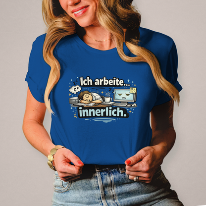 Lustiges Damen T-Shirt „Ich arbeite innerlich“ – Humor Shirt für Frauen