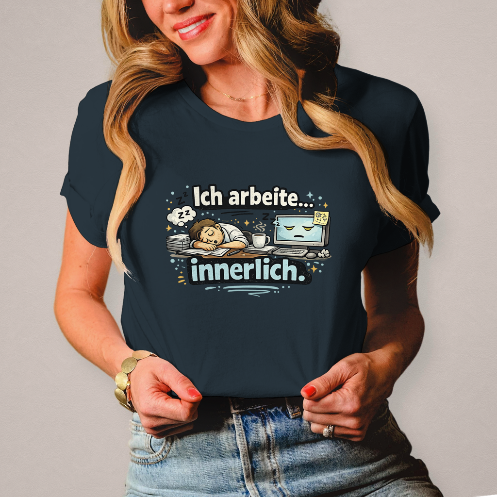 Lustiges Damen T-Shirt „Ich arbeite innerlich“ – Humor Shirt für Frauen