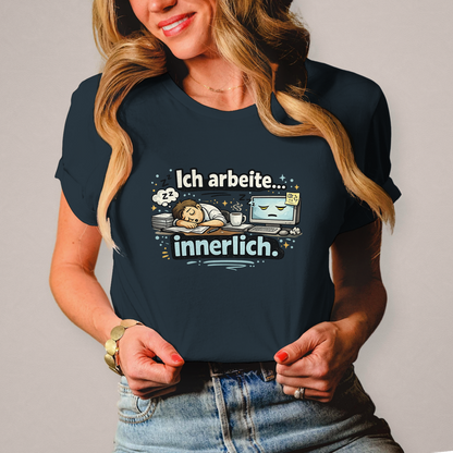 Lustiges Damen T-Shirt „Ich arbeite innerlich“ – Humor Shirt für Frauen