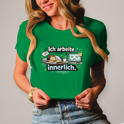 Lustiges Damen T-Shirt „Ich arbeite innerlich“ – Humor Shirt für Frauen