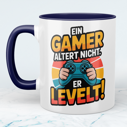 Lustige Gamer Tasse – Ein Gamer altert nicht, er LEVELT! – Geschenk für Zocker & Videospiel-Fans