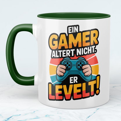 Lustige Gamer Tasse – Ein Gamer altert nicht, er LEVELT! – Geschenk für Zocker & Videospiel-Fans
