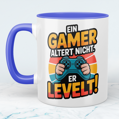 Lustige Gamer Tasse – Ein Gamer altert nicht, er LEVELT! – Geschenk für Zocker & Videospiel-Fans