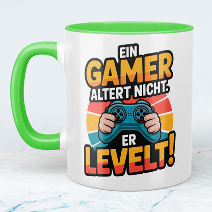 Lustige Gamer Tasse – Ein Gamer altert nicht, er LEVELT! – Geschenk für Zocker & Videospiel-Fans