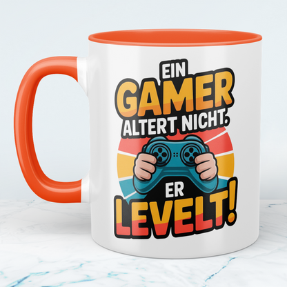 Lustige Gamer Tasse – Ein Gamer altert nicht, er LEVELT! – Geschenk für Zocker & Videospiel-Fans