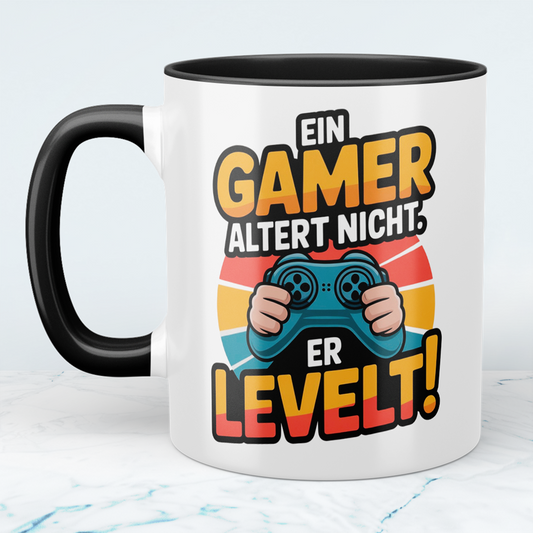 Lustige Gamer Tasse – Ein Gamer altert nicht, er LEVELT! – Geschenk für Zocker & Videospiel-Fans