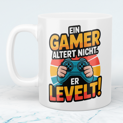 Lustige Gamer Tasse – Ein Gamer altert nicht, er LEVELT! – Geschenk für Zocker & Videospiel-Fans