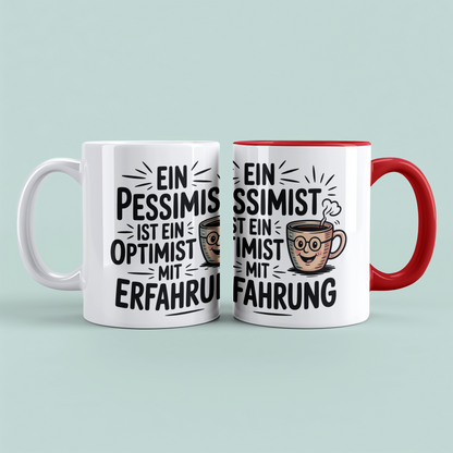 Humorvolle Tasse: “Ein Pessimist ist ein Optimist mit Erfahrung” – Witziges Geschenk für Büro-Kollegen