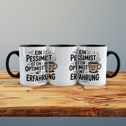 Humorvolle Tasse: “Ein Pessimist ist ein Optimist mit Erfahrung” – Witziges Geschenk für Büro-Kollegen