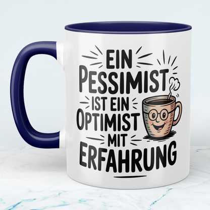 Humorvolle Tasse: “Ein Pessimist ist ein Optimist mit Erfahrung” – Witziges Geschenk für Büro-Kollegen