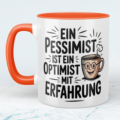 Humorvolle Tasse: “Ein Pessimist ist ein Optimist mit Erfahrung” – Witziges Geschenk für Büro-Kollegen