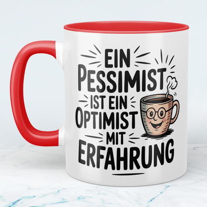 Humorvolle Tasse: “Ein Pessimist ist ein Optimist mit Erfahrung” – Witziges Geschenk für Büro-Kollegen