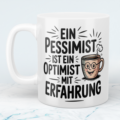 Humorvolle Tasse: “Ein Pessimist ist ein Optimist mit Erfahrung” – Witziges Geschenk für Büro-Kollegen