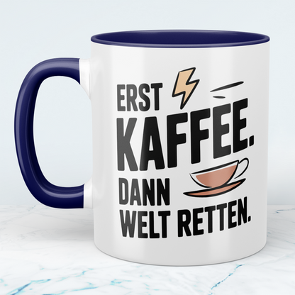 Lustige Kaffeetasse „Erst Kaffee. Dann Welt retten.“ – Geschenk für Arbeit & Kollegen