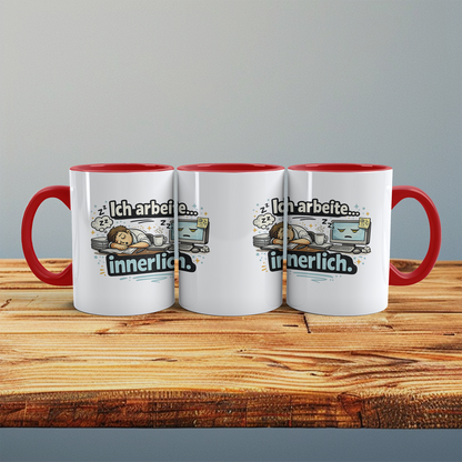 Lustige Kaffeetasse „Ich arbeite innerlich“ – Sarkastischer Becher Büro Humor Geschenk