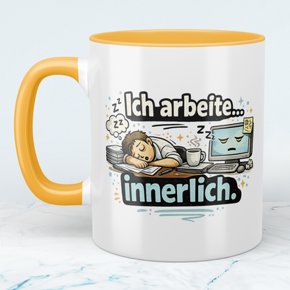 Lustige Kaffeetasse „Ich arbeite innerlich“ – Sarkastischer Becher Büro Humor Geschenk
