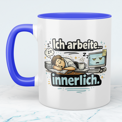 Lustige Kaffeetasse „Ich arbeite innerlich“ – Sarkastischer Becher Büro Humor Geschenk