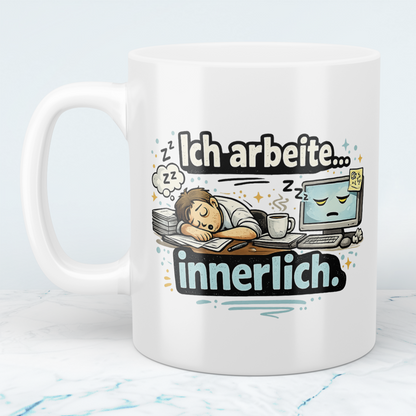 Lustige Kaffeetasse „Ich arbeite innerlich“ – Sarkastischer Becher Büro Humor Geschenk