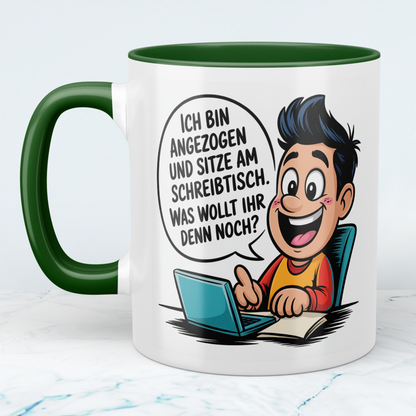 Lustige Spruch-Tasse „Ich bin angezogen und sitze am Schreibtisch – Was wollt ihr denn noch?“ Geschenk für Arbeit, Kollegen & Familie