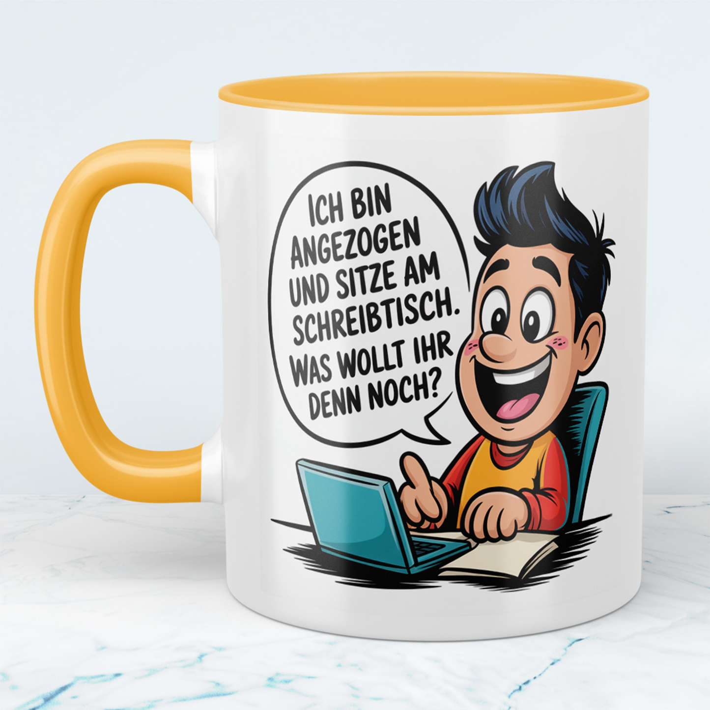 Lustige Spruch-Tasse „Ich bin angezogen und sitze am Schreibtisch – Was wollt ihr denn noch?“ Geschenk für Arbeit, Kollegen & Familie