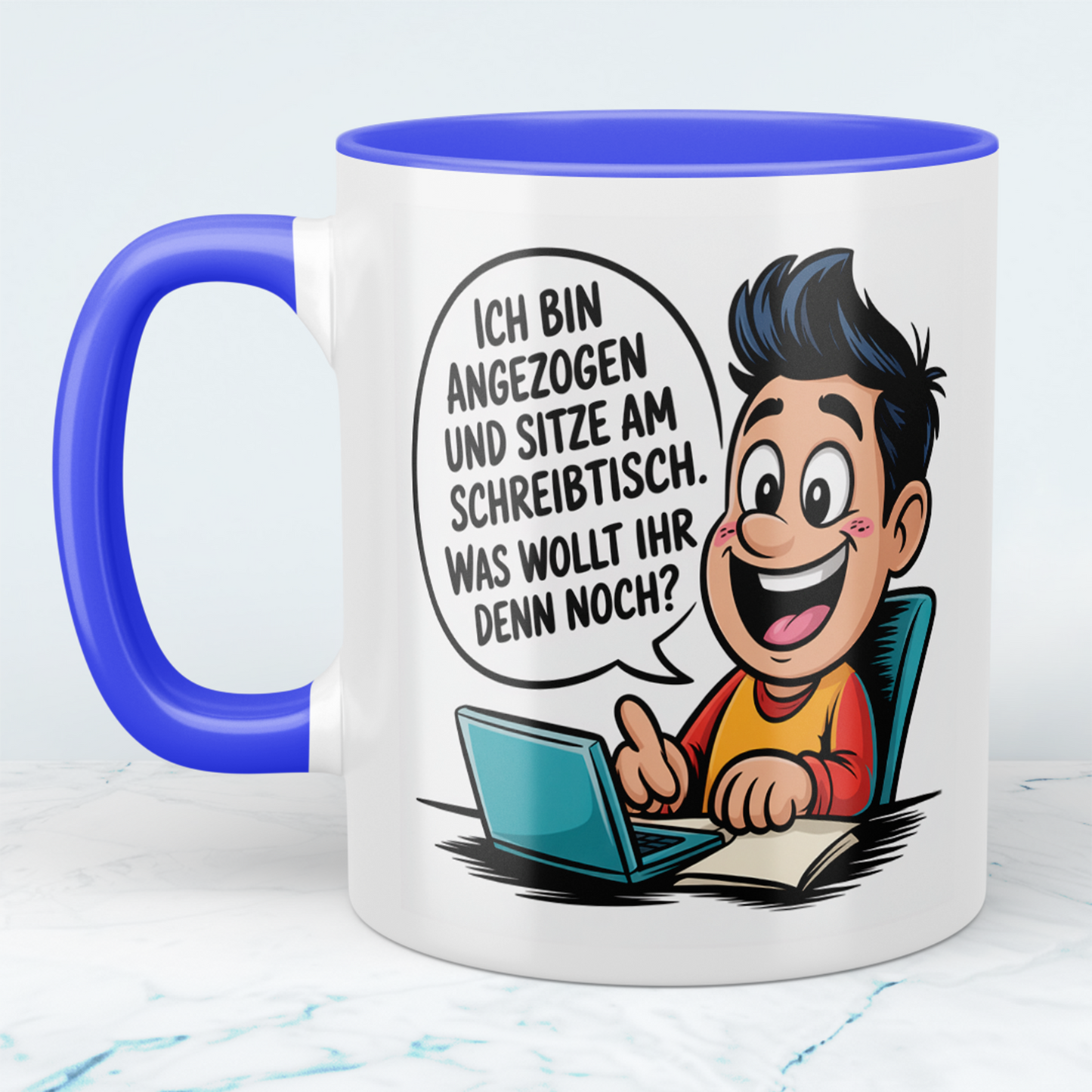 Lustige Spruch-Tasse „Ich bin angezogen und sitze am Schreibtisch – Was wollt ihr denn noch?“ Geschenk für Arbeit, Kollegen & Familie