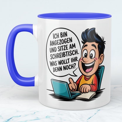 Lustige Spruch-Tasse „Ich bin angezogen und sitze am Schreibtisch – Was wollt ihr denn noch?“ Geschenk für Arbeit, Kollegen & Familie
