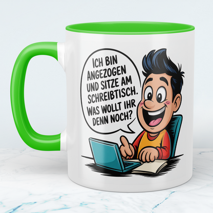 Lustige Spruch-Tasse „Ich bin angezogen und sitze am Schreibtisch – Was wollt ihr denn noch?“ Geschenk für Arbeit, Kollegen & Familie