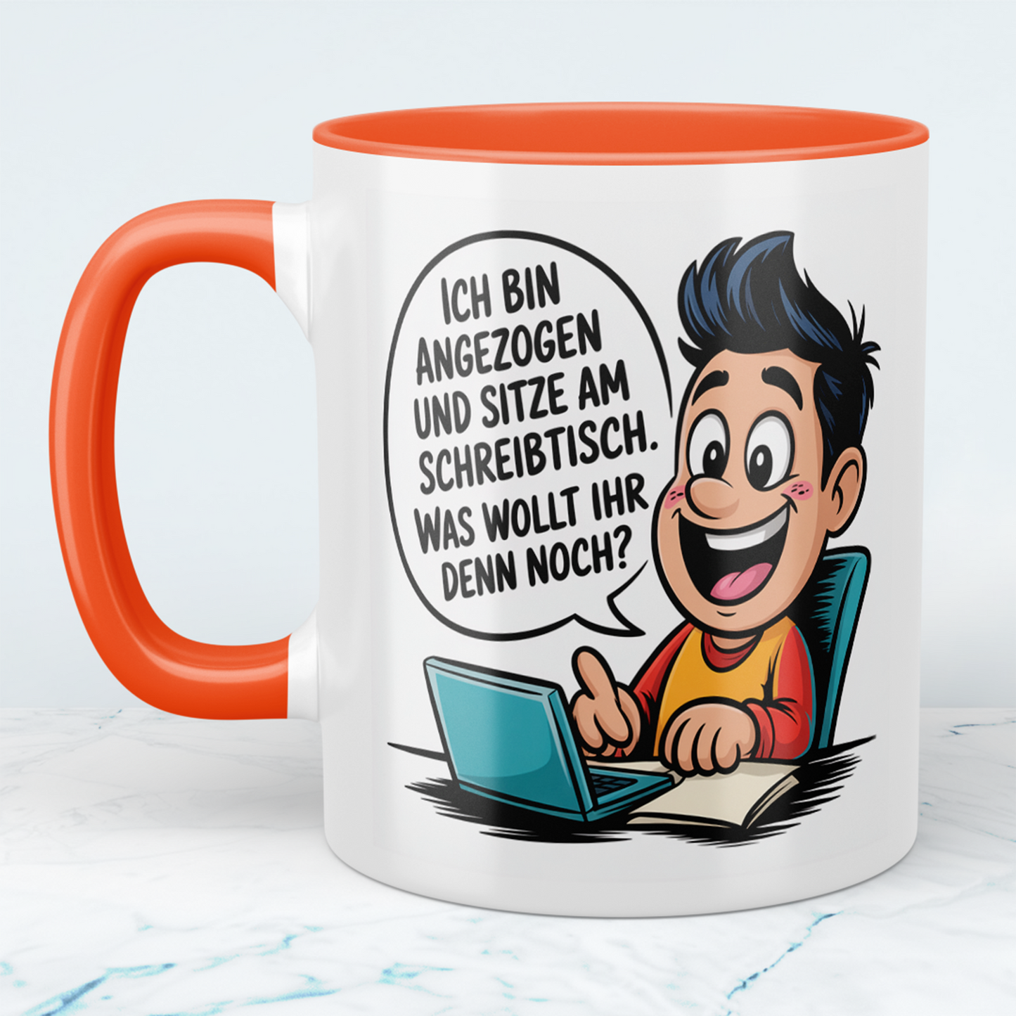 Lustige Spruch-Tasse „Ich bin angezogen und sitze am Schreibtisch – Was wollt ihr denn noch?“ Geschenk für Arbeit, Kollegen & Familie