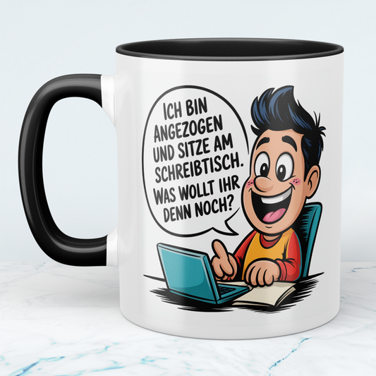 Lustige Spruch-Tasse „Ich bin angezogen und sitze am Schreibtisch – Was wollt ihr denn noch?“ Geschenk für Arbeit, Kollegen & Familie