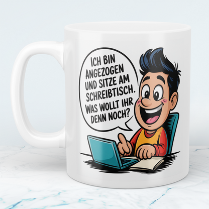 Lustige Spruch-Tasse „Ich bin angezogen und sitze am Schreibtisch – Was wollt ihr denn noch?“ Geschenk für Arbeit, Kollegen & Familie
